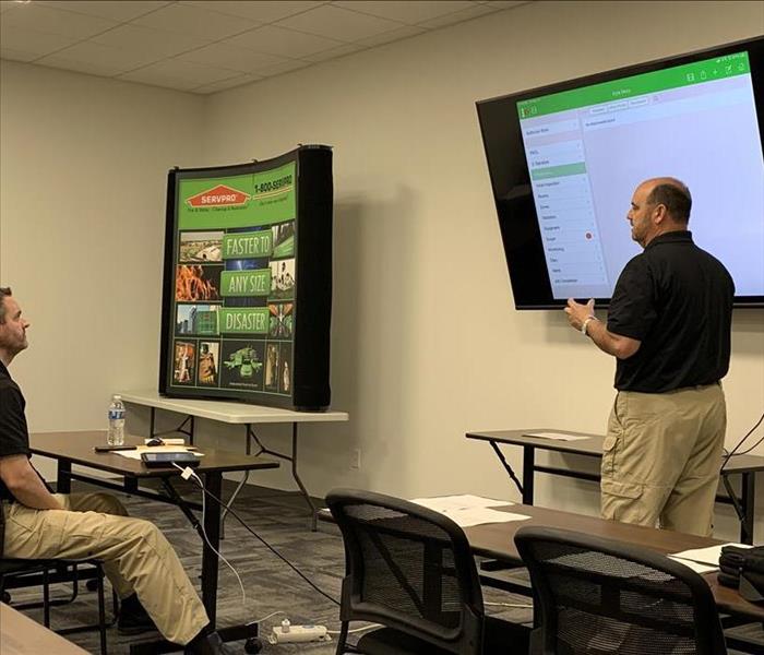 picture of a SERVPRO Trainer teaching on the various apps that SERVPRO uses